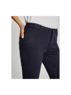 Pantalon 5 poches marine uni avec une coupe slim et des passants pour ceinture