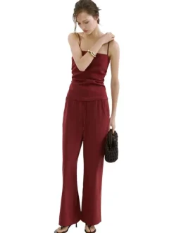 Pantalon rouge uni pourvu d'une coupe droite et d'une taille élastiquée