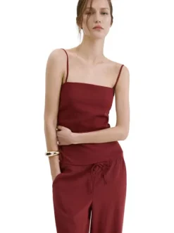 Pantalon rouge uni pourvu d'une coupe droite et d'une taille élastiquée