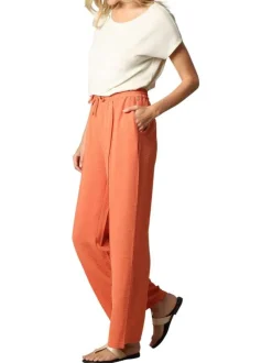 Pantalon rouille uni avec une coupe fluide et une taille élastiquée
