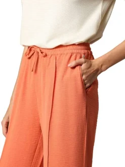 Pantalon rouille uni avec une coupe fluide et une taille élastiquée