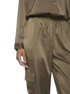 Pantalon style cargo kaki avec une coupe loose fit et une taille élastiquée