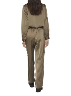 Pantalon style cargo kaki avec une coupe loose fit et une taille élastiquée