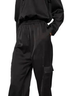 Pantalon style cargo noir avec une taille élastiquée et une coupe loose fit