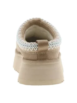 Pantoufles Tazz en cuir beige avec une semelle à plateforme et logo embossé