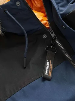 Parka marine et noire avec une coupe droite et une capuche à fourrure