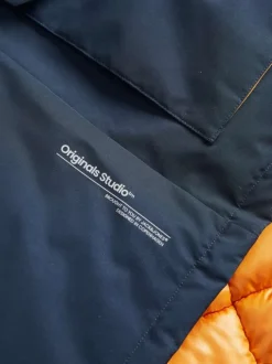 Parka marine et noire avec une coupe droite et une capuche à fourrure