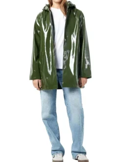Parka vert uni pourvu d'une coupe droite à capuche et de multiples poches