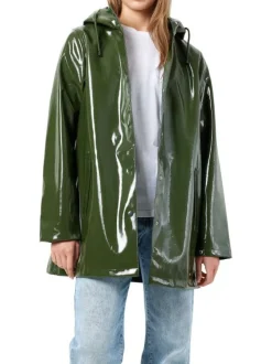 Parka vert uni pourvu d'une coupe droite à capuche et de multiples poches