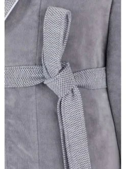 Peignoir gris en coton texturé avec un logo brodé ton sur ton