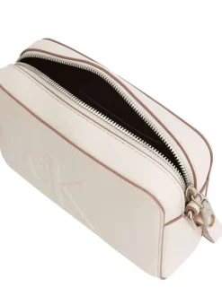 Petit sac à bandoulière écru uni avec le logo embossé à l'avant