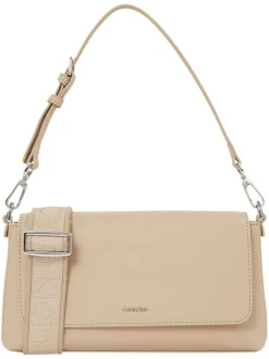 Petit sac à main porté épaule beige uni lisse avec le nom de la marque