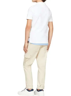 Polo en coton blanc uni avce une coupe droite et un col boutonné
