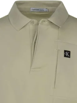 Polo en coton sable uni avec des manches courtes et un col boutonné caché