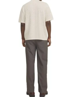 Polo beige à coupe droite pourvu d'un col à revers et de manches courtes