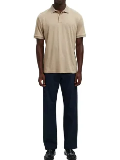 Polo beige uni avec un col à revers boutonné et des manches courtes