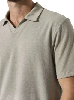 Polo beige uni avec une coupe droite et des manches courtes