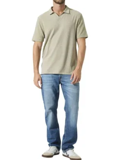 Polo beige uni avec une coupe droite et des manches courtes