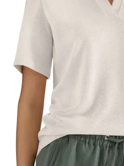 Polo beige uni pourvu de manches courtes et d'un col v à revers