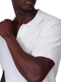 Polo blanc à coupe droite pourvu d'un col V et de manches courtes