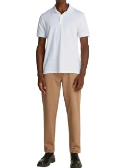 Polo blanc uni en maille piquée fermé par deux boutons avec une coupe droite