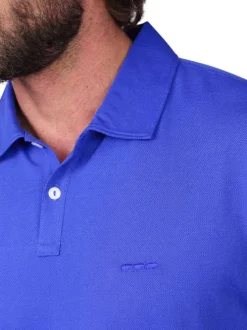 Polo bleu à coupe droite pourvu d'un col à revers et de manches courtes