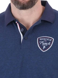 Polo bleu en maille piquée avec une coupe droite et un col à revers