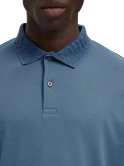 Polo bleu uni avec une coupe droite et un col à revers boutonné