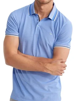Polo bleu uni pourvu de manches courtes et d'un col boutonné