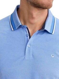 Polo bleu uni pourvu de manches courtes et d'un col boutonné