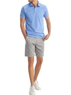 Polo bleu uni pourvu de manches courtes et d'un col boutonné
