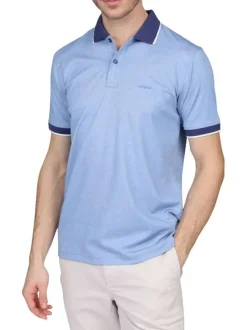 Polo ciel uni avec une coupe droite et un col à revers à manches courtes