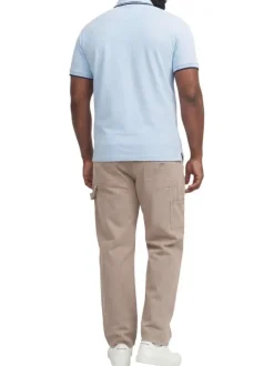 Polo ciel uni avec une coupe droite, un col zippé et des manches courtes
