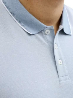 Polo en bleu ciel uni avec une coupe droite et un col boutonné