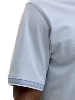 Polo en bleu ciel uni avec une coupe droite et un col boutonné