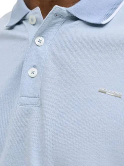Polo en bleu ciel uni avec une coupe droite et un col boutonné