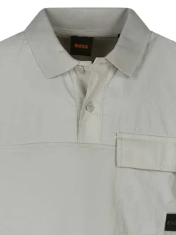 Polo en coton beige bi-matière avec une coupe droite et un col à rabats