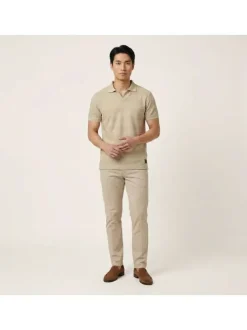 Polo en coton beige à rayures avec une coupe droite et un col à revers