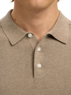Polo en coton beige uni avec une coupe droite et un col boutonné