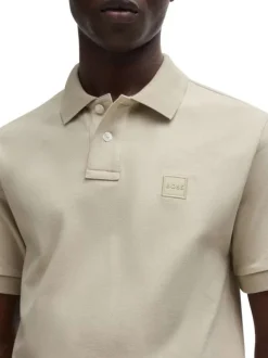 Polo en coton beige uni avec une coupe slim fit et un patch à la poitrine