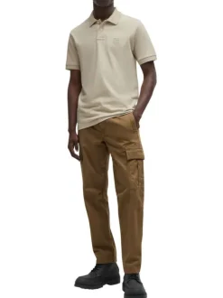 Polo en coton beige uni avec une coupe slim fit et un patch à la poitrine