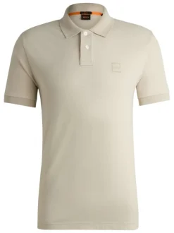 Polo en coton beige uni avec une coupe slim fit et un patch à la poitrine