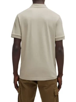 Polo en coton beige uni avec une coupe slim fit et un patch à la poitrine