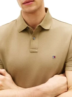 Polo en coton biologique beige à coupe droite pourvu d'un col à revers