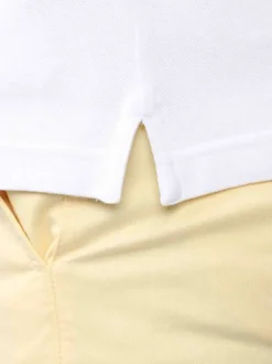 Polo en coton biologique blanc uni avec une coupe droite et un col à revers