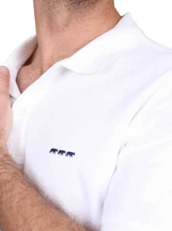 Polo en coton biologique blanc uni avec une coupe droite et un col à revers