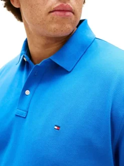 Polo en coton biologique bleu uni avec une coupe droite et un col boutonné
