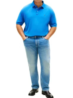 Polo en coton biologique bleu uni avec une coupe droite et un col boutonné