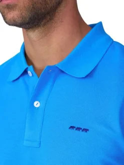Polo en coton biologique bleu uni avec une coupe droite et un col à revers
