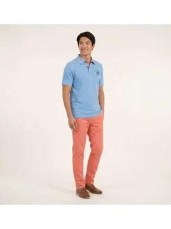 Polo en coton biologique bleu uni pourvu d'un col boutonné et d'une coupe droite